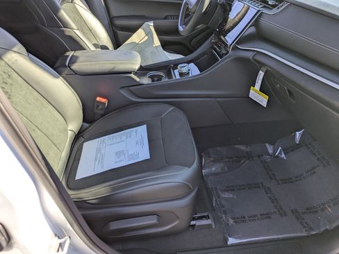 New 2025 Jeep Grand Cherokee Altitude image 30