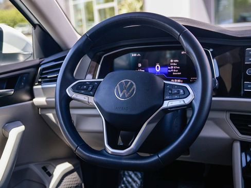 Used 2023 Volkswagen Jetta SE FWD image 15