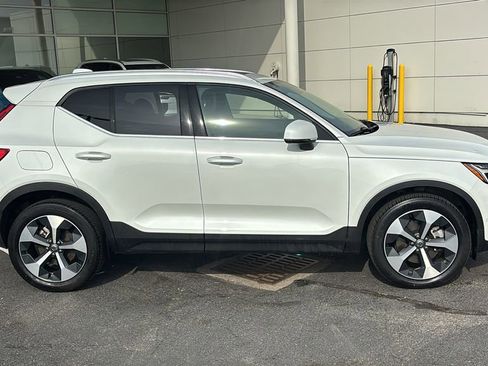 Certified 2025 Volvo XC40 B5 Plus AWD/4WD image 27