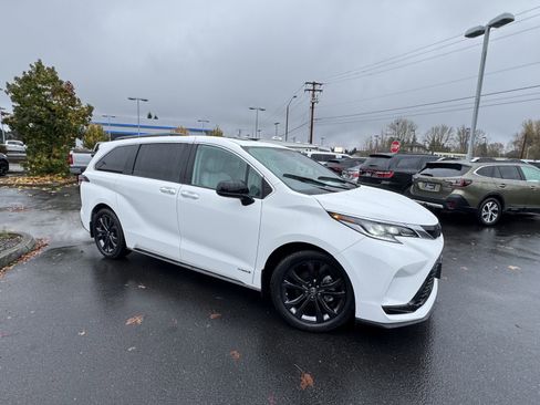 Used 2021 Toyota Sienna XSE image 2
