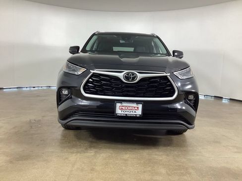Used 2025 Toyota Highlander XLE AWD/4WD image 3