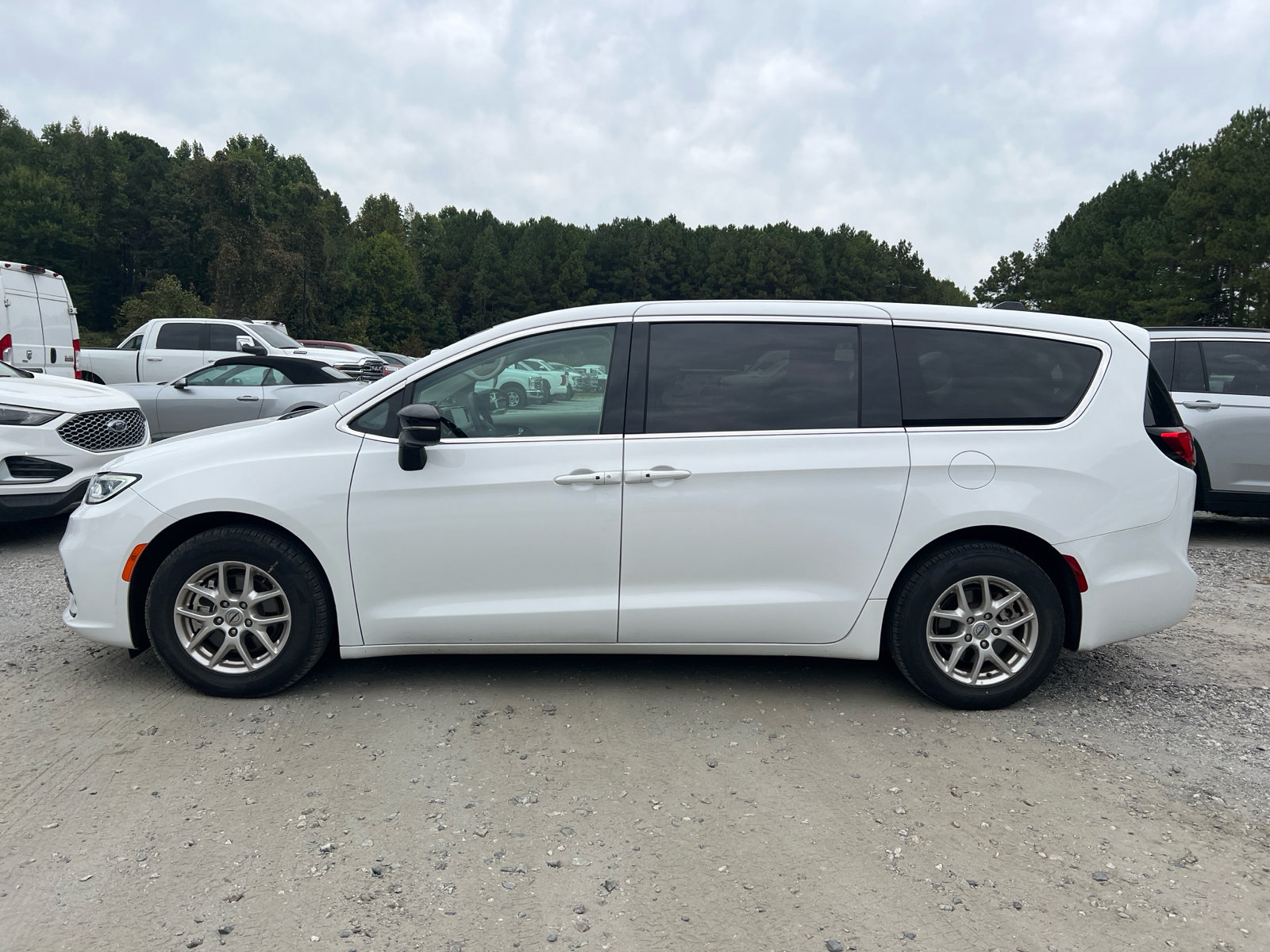 Used 2024 Chrysler Pacifica Touring-L FWD image 11
