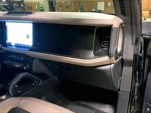 Used 2022 Ford Bronco Wildtrak image 17