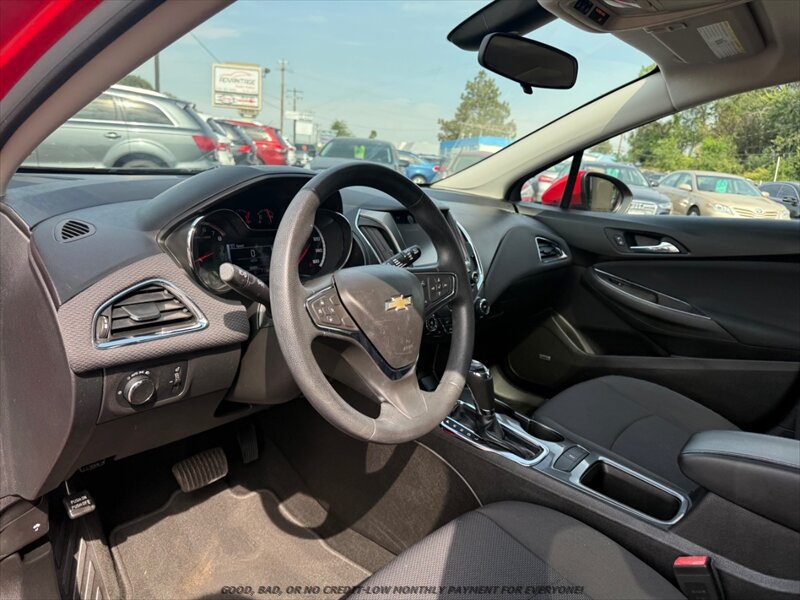 Used 2017 Chevrolet Cruze LT w/ Sun And Sound Package FWD image 10