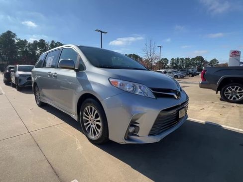 Used 2020 Toyota Sienna XLE image 8
