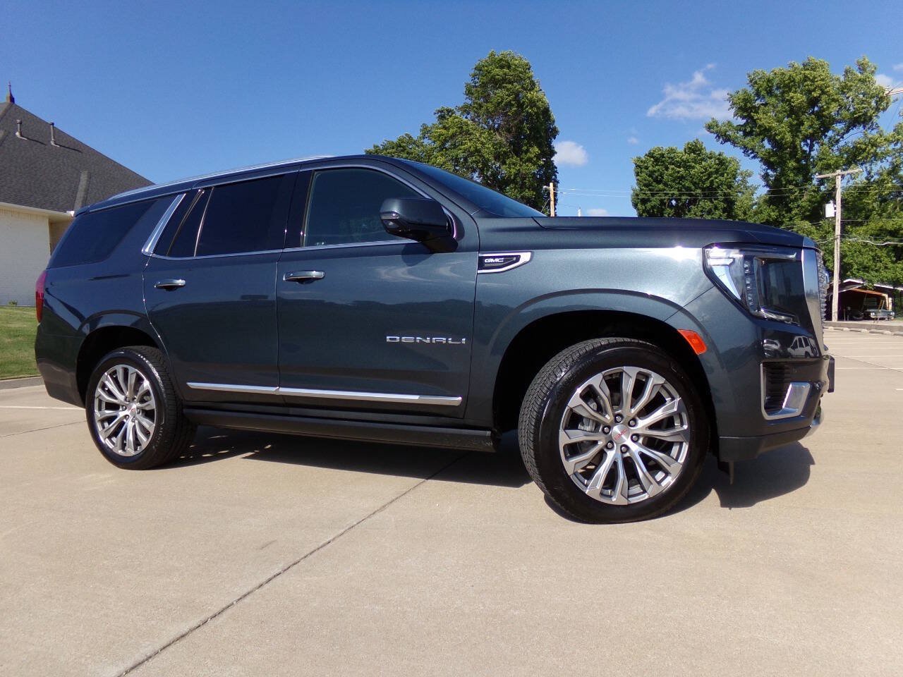 Used 2021 GMC Yukon Denali w/ Denali Ultimate Package AWD/4WD image 2