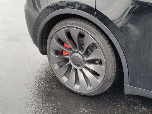 Used 2023 Tesla Model Y Performance image 10