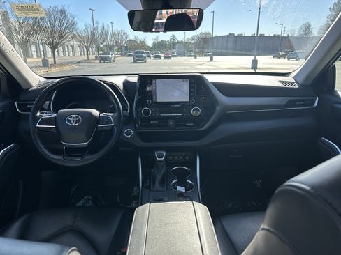Certified 2021 Toyota Highlander XLE image 29