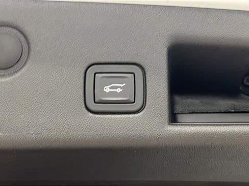 Used 2024 Chevrolet Equinox Premier image 32