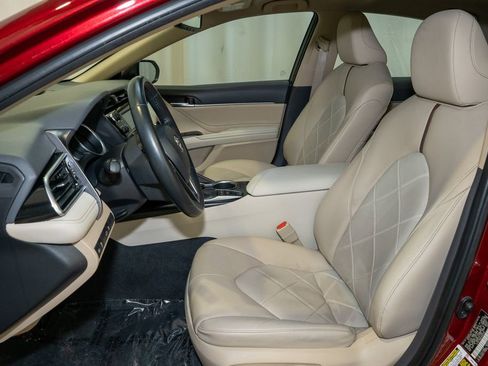 Used 2018 Toyota Camry XLE image 9