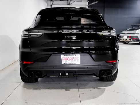 Used 2023 Porsche Cayenne Platinum Edition image 4