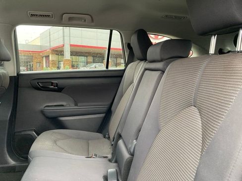 Used 2025 Toyota Highlander LE image 11