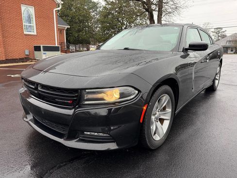 Used 2017 Dodge Charger SXT image 2