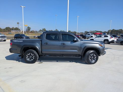 Certified 2022 Toyota Tacoma TRD Off-Road image 9