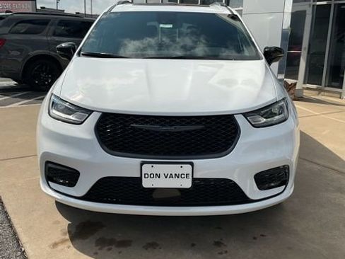 New 2026 Chrysler Pacifica Limited image 2