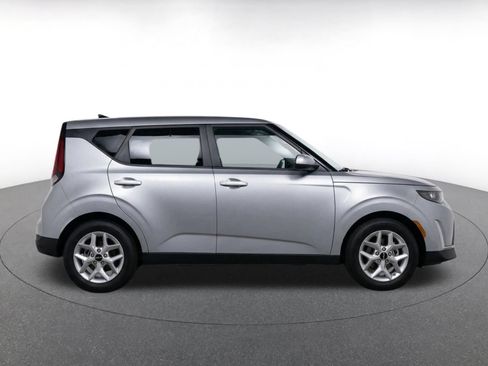 Used 2025 Kia Soul LX w/ LX Technology Package FWD image 10