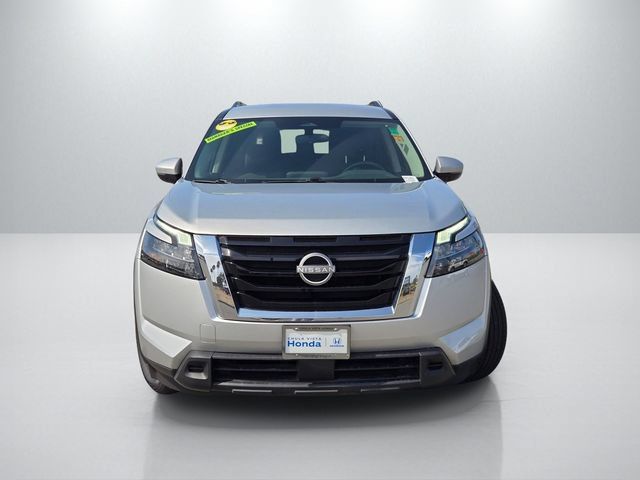 Used 2024 Nissan Pathfinder SV FWD image 2