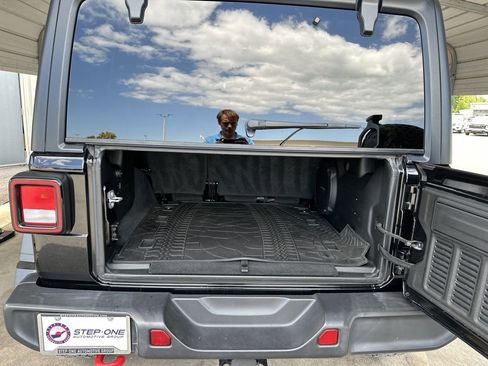 Used 2022 Jeep Wrangler Unlimited Rubicon AWD/4WD image 30