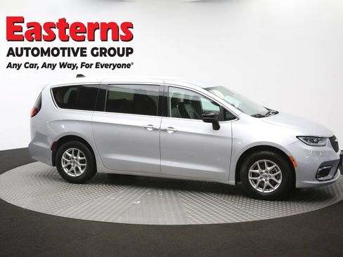 Used 2024 Chrysler Pacifica Touring-L FWD image 46