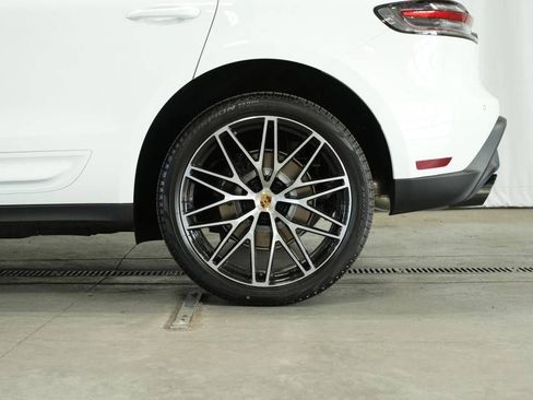 Certified 2025 Porsche Macan AWD/4WD image 43