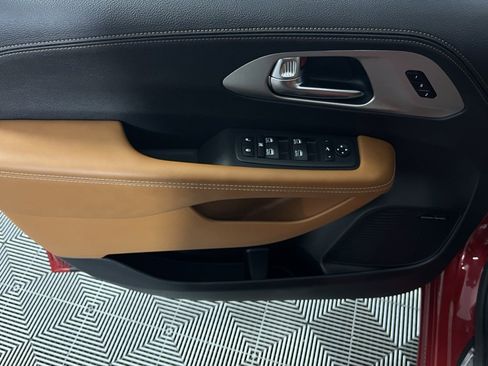 Certified 2025 Chrysler Pacifica Pinnacle image 25