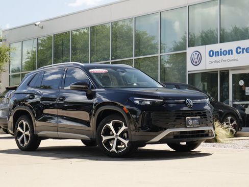 Certified 2025 Volkswagen Tiguan SE FWD image 1