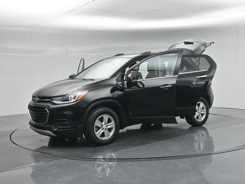 Used 2020 Chevrolet Trax LT w/ LT Convenience Package AWD/4WD image 33