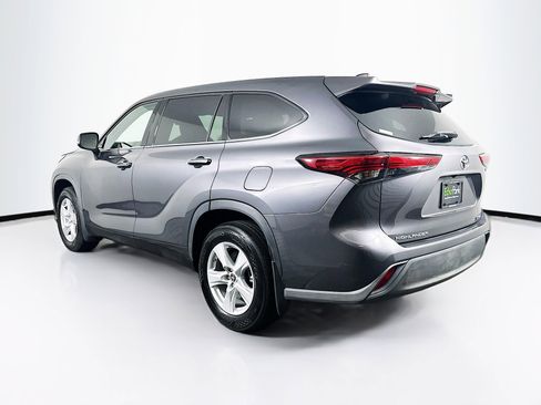 Used 2022 Toyota Highlander LE image 5