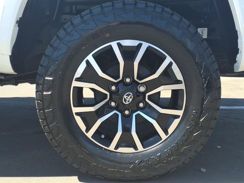 Certified 2020 Toyota Tacoma TRD Sport w/ Technology Package AWD/4WD image 9