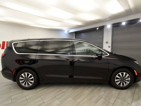 Used 2024 Chrysler Pacifica Limited FWD image 6