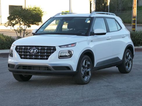 Used 2025 Hyundai Venue SEL image 7
