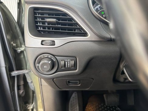 Used 2020 Jeep Cherokee Latitude Plus w/ Cold Weather Group AWD/4WD image 15