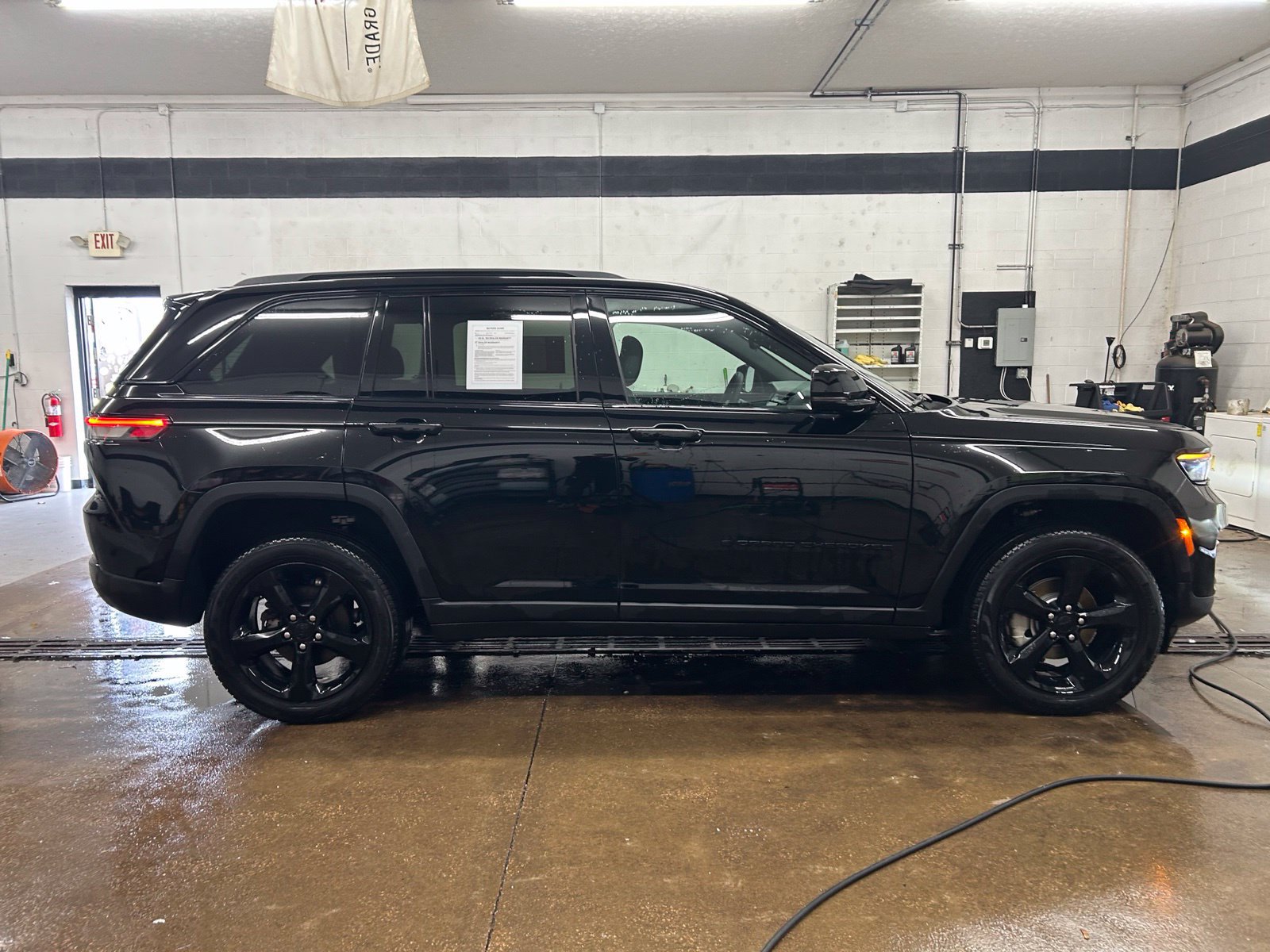 Used 2025 Jeep Grand Cherokee Limited w/ Black Appearance Package AWD/4WD image 8
