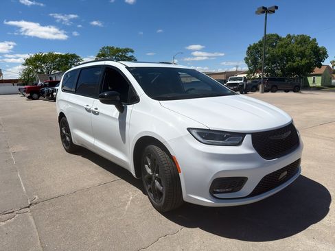 New 2026 Chrysler Pacifica Limited w/ S Appearance Package AWD/4WD image 2