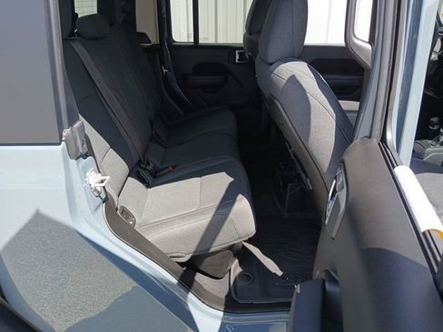 Used 2025 Jeep Gladiator Rubicon AWD/4WD image 24