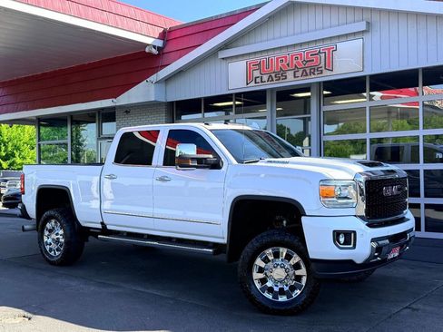 Used 2019 GMC Sierra 2500 Denali w/ Duramax Plus Package AWD/4WD image 1