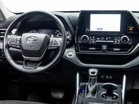 Used 2025 Toyota Highlander LE FWD image 18