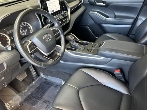 Used 2024 Toyota Highlander XLE image 11