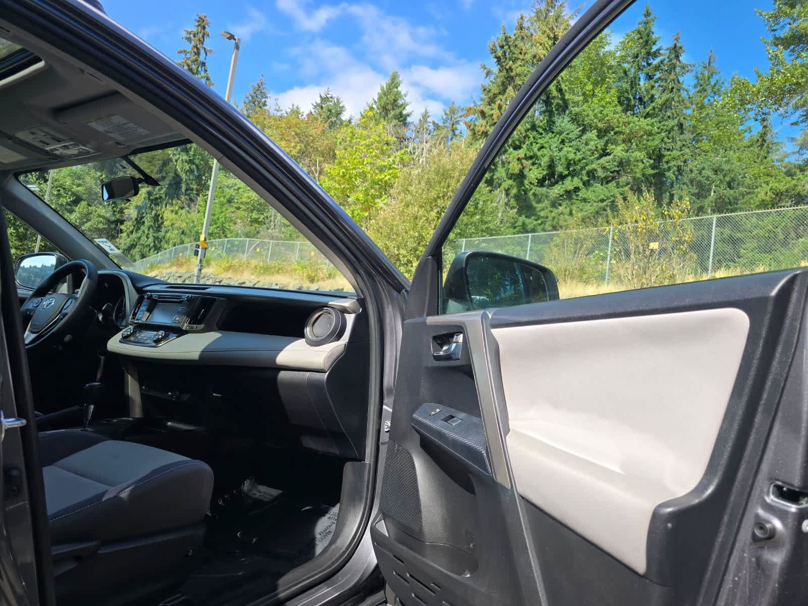 Used 2015 Toyota RAV4 XLE AWD/4WD image 26