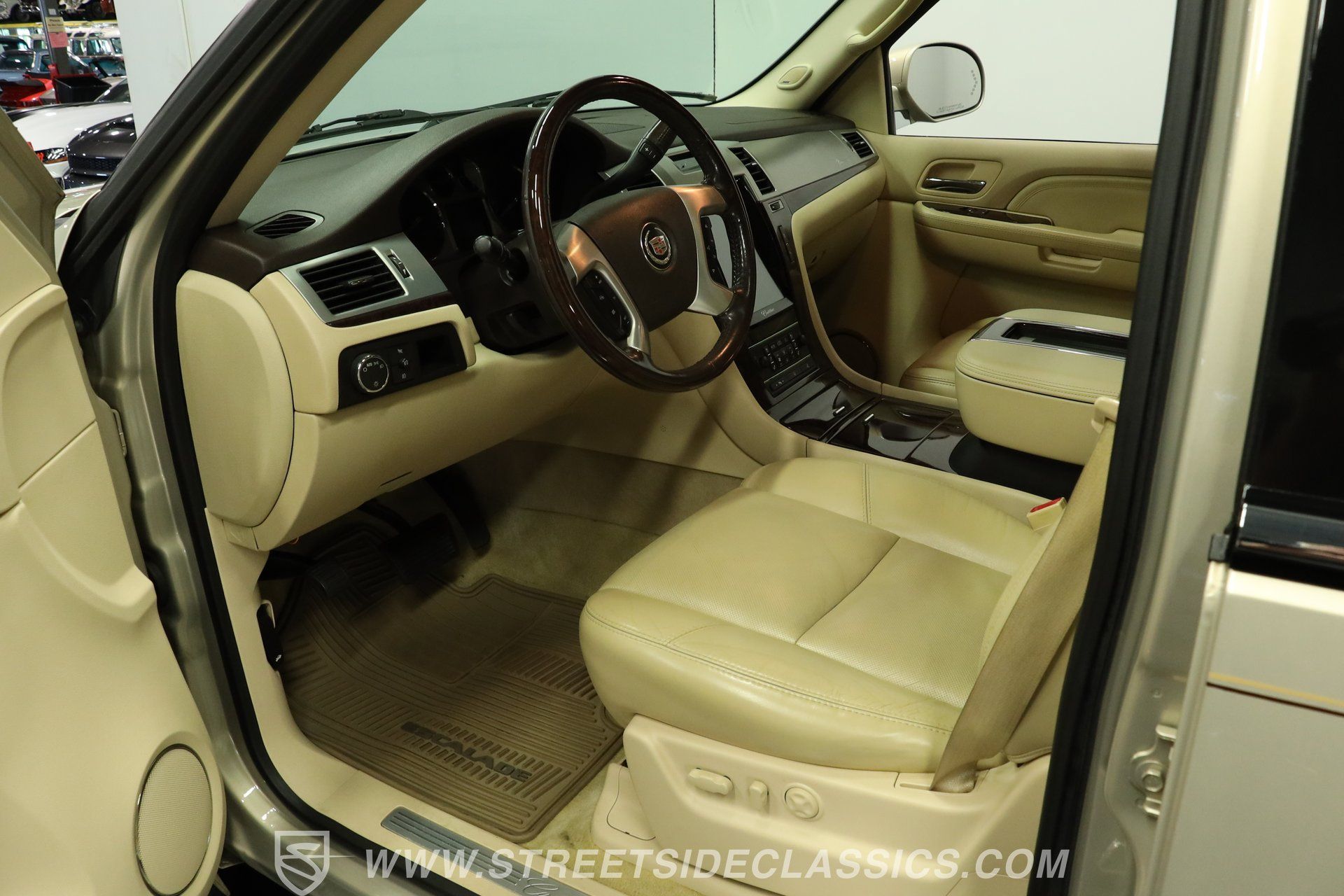 Used 2007 Cadillac Escalade EXT w/ Information Package AWD/4WD image 4