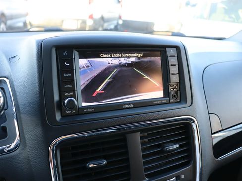 Used 2017 Dodge Grand Caravan SXT image 8