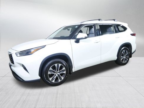 Used 2022 Toyota Highlander XLE image 3