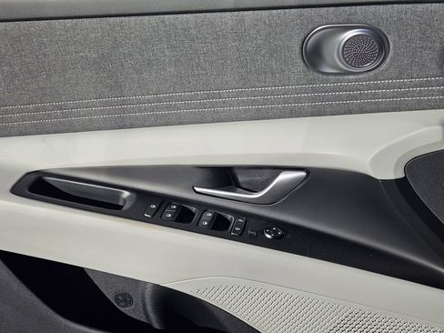 New 2025 Hyundai Elantra Limited FWD image 23