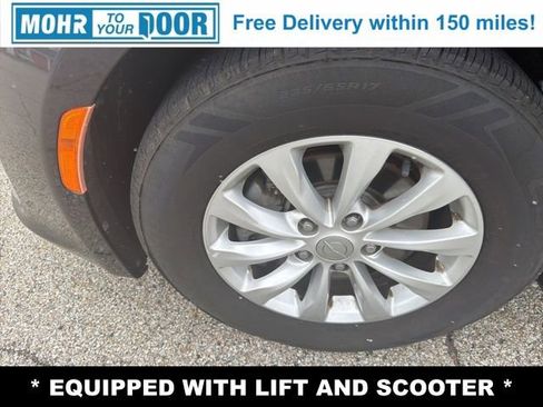 Used 2017 Chrysler Pacifica Touring-L image 35