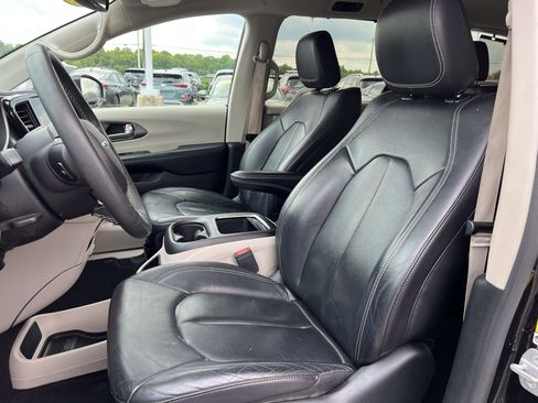 Used 2022 Chrysler Pacifica Touring-L FWD image 17