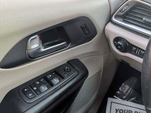 Used 2020 Chrysler Pacifica Touring-L image 26