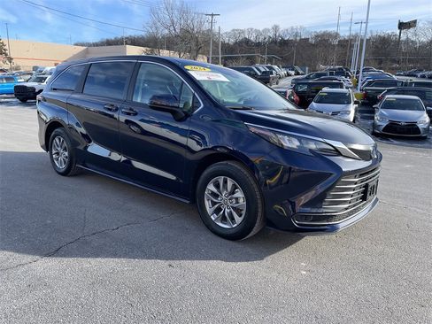 Used 2024 Toyota Sienna LE image 6