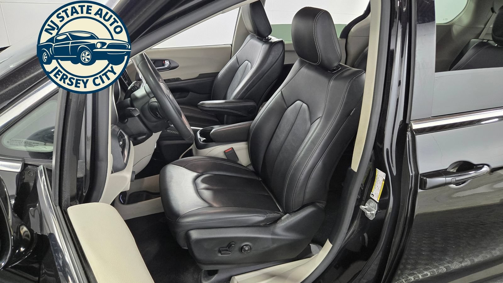 Used 2024 Chrysler Pacifica Limited FWD image 32