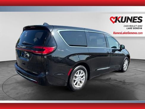 Used 2023 Chrysler Pacifica Touring-L FWD image 5