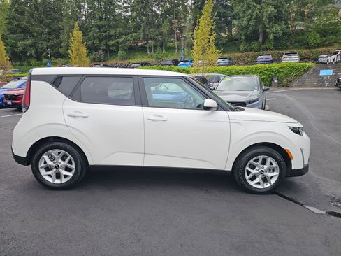 Used 2023 Kia Soul LX w/ LX Technology Package FWD image 8